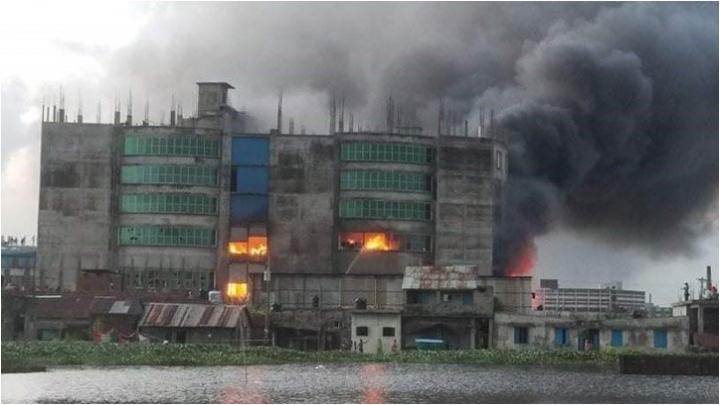 নারায়ণগঞ্জে ফুড ফ্যাক্টরীতে ভয়াবহ আগুন, ২ জন নিহত